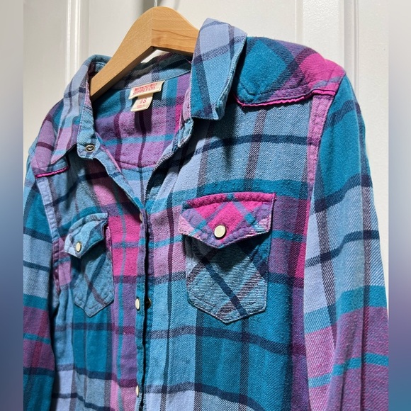 - Pullover Flannel size Small - Picture 3 of 10